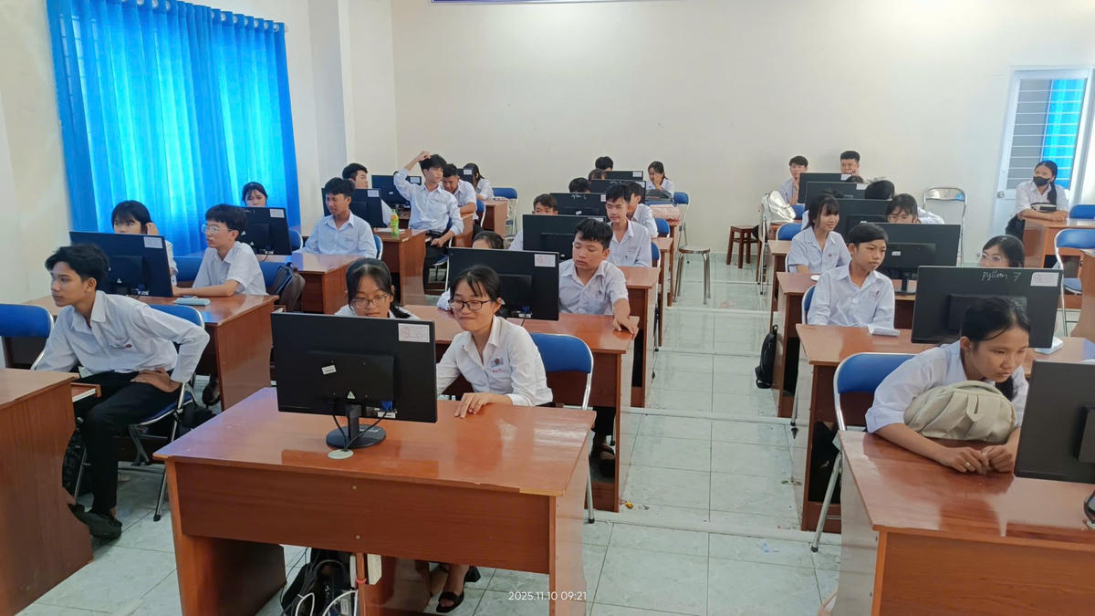 Học sinh trường THCS Võ Văn Dánh tham gia buổi phát động và thi trực tuyến. Ảnh: Việt An.