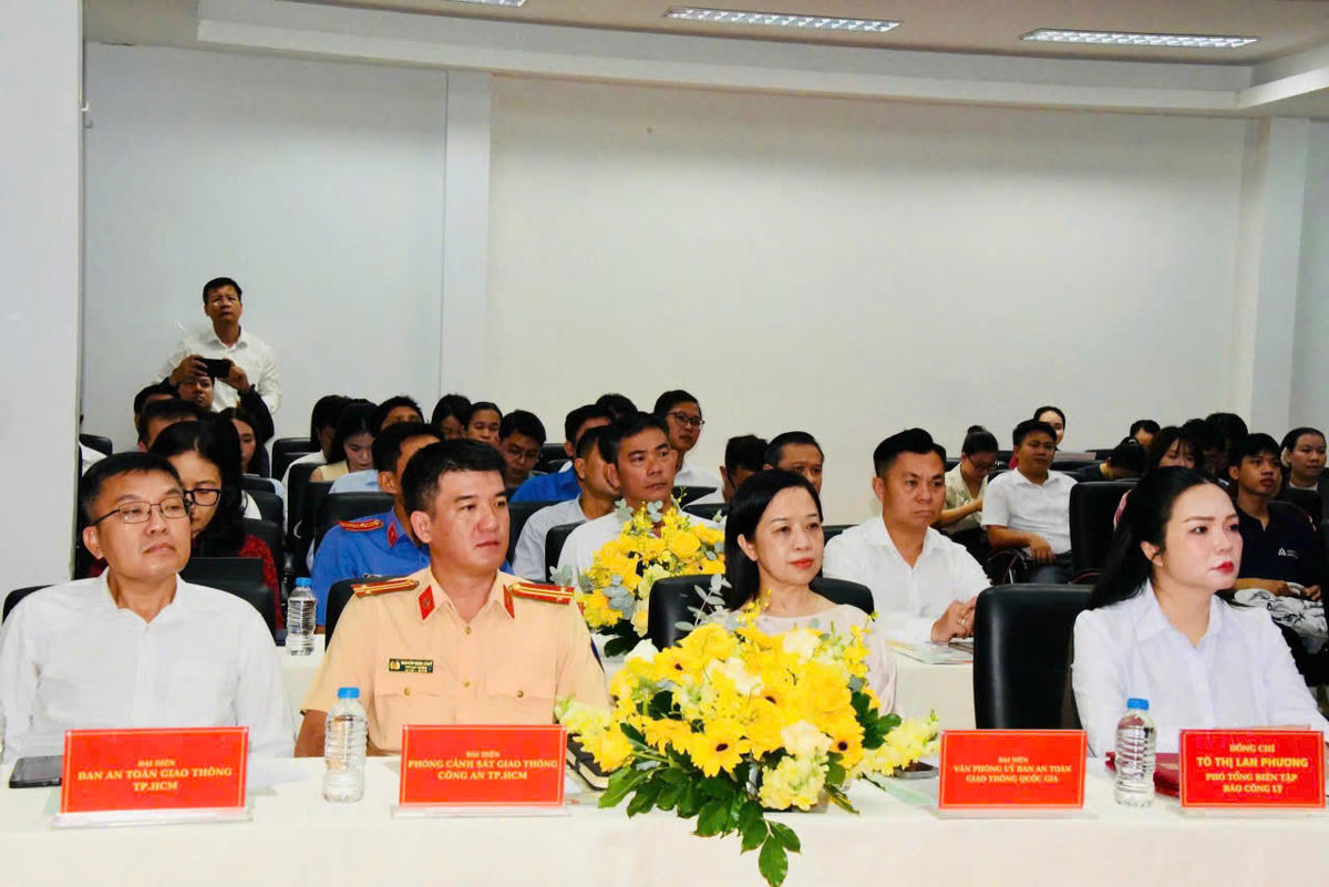 Các đại biểu tham dự Lễ phát động&nbsp;các cuộc thi trực tuyến “Tìm hiểu pháp luật về trật tự, an toàn giao thông”. Ảnh: T.T.D