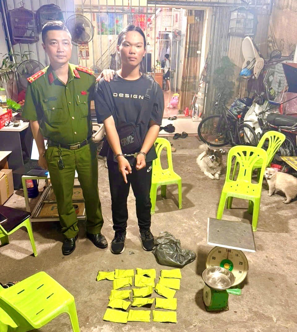 Đối tượng Phùng Trung Dũng cùng số tang vật bị thu giữ. Ảnh: Công an Quảng Ninh