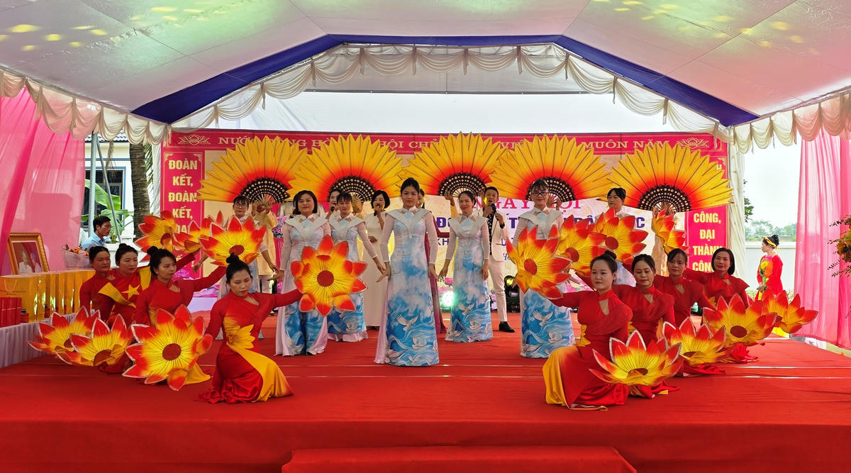 Các tiết mục dân vũ đặc sắc do bà con nhân dân trong thôn dàn dựng và biểu diễn tại ngày hội. Ảnh: Nguyễn Chung.