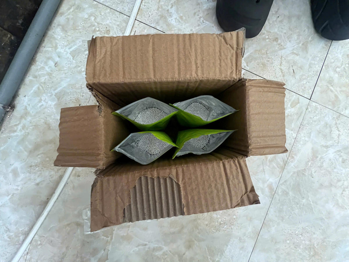 20kg bạc dưới dạng các hạt hình tròn nhỏ, trị giá hơn 1 tỷ đồng. Ảnh: Công an tỉnh Quảng Ninh