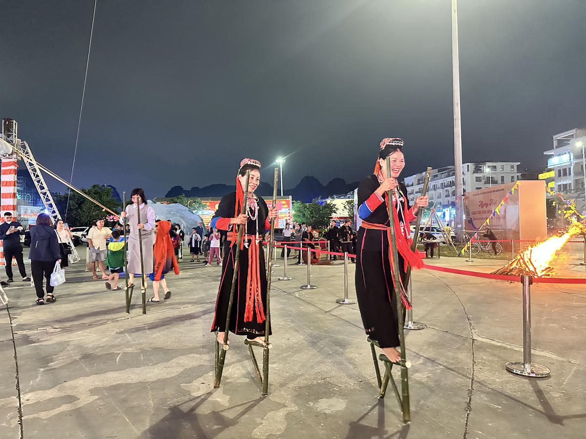 Người dân và du khách tham gia trò chơi đi cà kheo tại&nbsp;Ngày hội giao lưu văn hóa, thể thao các dân tộc tỉnh Quảng Ninh. Ảnh: Ngọc Anh.