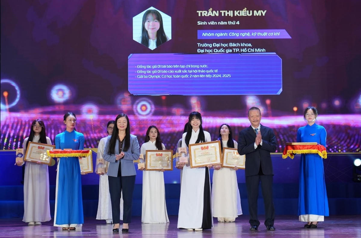 Trần Thị Kiều My nhận giải thưởng Nữ sinh Khoa học Công nghệ Việt Nam 2025 từ Ban tổ chắc và đại diện nhãn hàng Number 1 (Ảnh QCV)