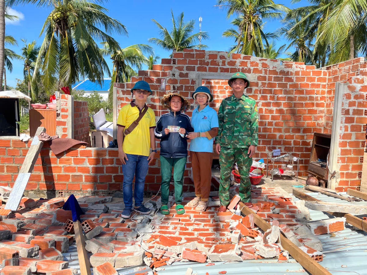 Đồn Biên phòng Xuân Đài phối hợp với nhóm thiện nguyện TP Hồ Chí Minh tặng quà cho hộ gia đình bị thiệt hại nặng do bão số 13. Ảnh: Thùy Dung.