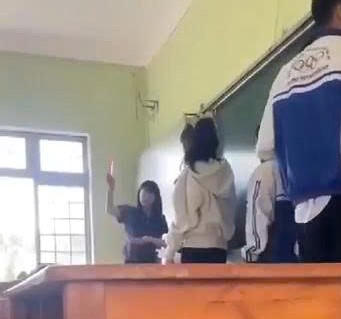 Hình ảnh cô giáo dùng thước đánh học sinh. Ảnh: cắt clip.