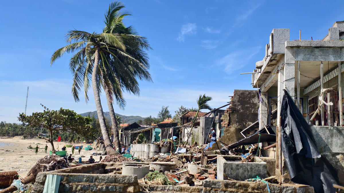 Một góc làng chài tỉnh Gia Lai tan hoang sau bão số 13. Ảnh: Tấn Thành.