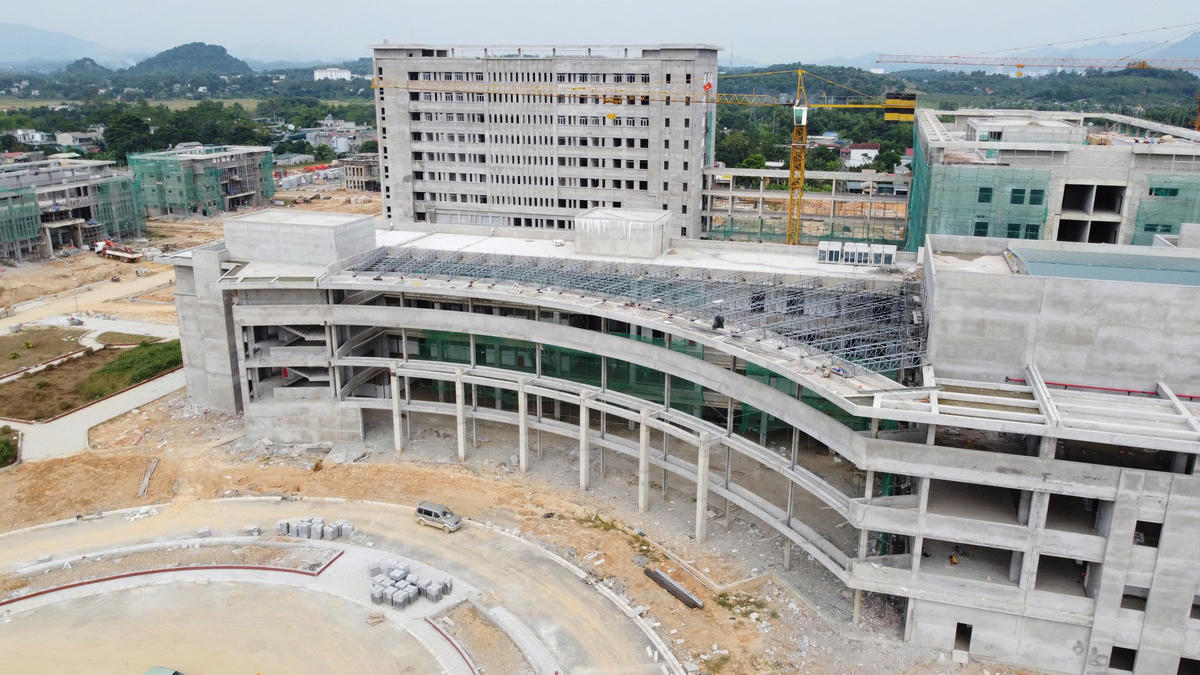 Dự án Bệnh viện đa khoa tỉnh Tuyên Quang đang trong quá trình xây dựng. Ảnh: Đ.S.