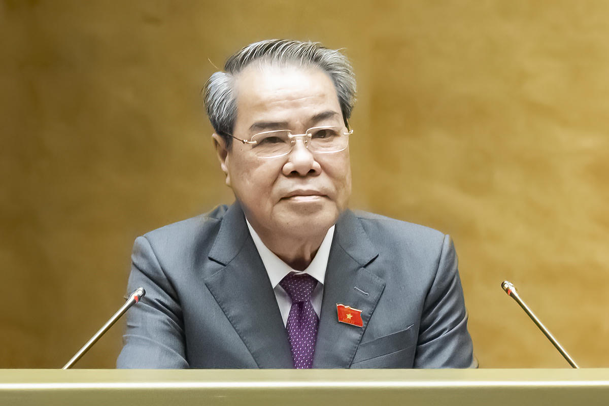 Chủ nhiệm Ủy ban Dân nguyện và Giám sát Dương Thanh Bình trình bày báo cáo thẩm tra. Ảnh: Quang Vinh.