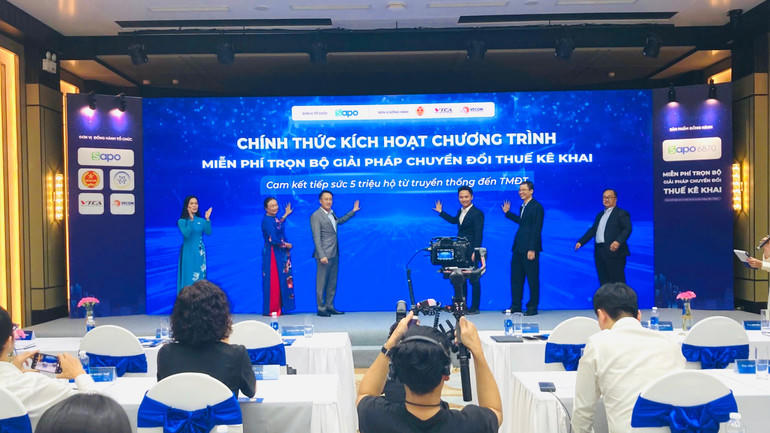 Các đại biểu thực hiện nghi thức kích hoạt chương trình “Miễn phí trọn bộ giải pháp chuyển đổi thuế kê khai - Cam kết tiếp sức 5 triệu hộ kinh doanh từ truyền thống đến thương mại điện tử”. Ảnh.H.H.