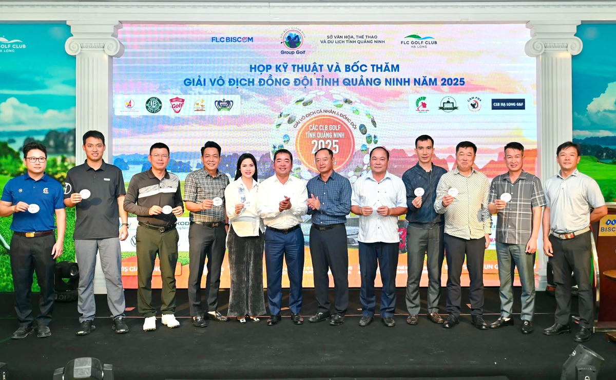  Ban Tổ chức Giải tổ chức cuộc họp chuyên môn và bốc thăm chia đội đấu. Ảnh: Ngọc Anh.