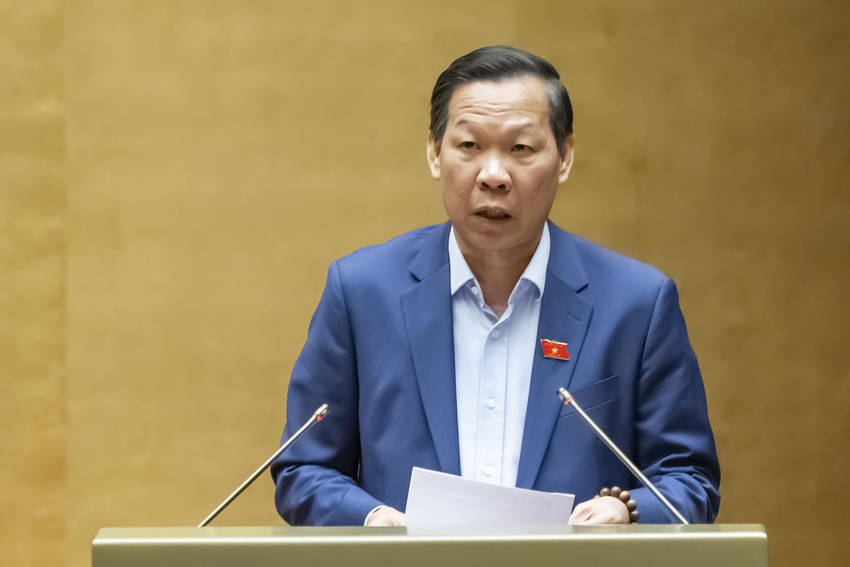 Chủ nhiệm Ủy ban Kinh tế và Tài chính Phan Văn Mãi trình bày báo cáo thẩm tra dự án Luật Đầu tư (sửa đổi). Ảnh: Quang Vinh.