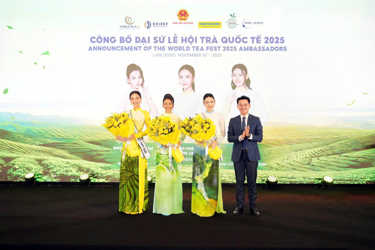 Công bố Đại sứ Lễ hội Trà quốc tế 2025: Hoa hậu Hoàn Vũ Việt Nam 2025 - Nguyễn Hoàng Phương Linh; Runner-Up Miss Cosmo 2024 - Karnruethai Tassabut; Á hậu Hoàn vũ Việt Nam 2025 - Đỗ Cẩm Ly (từ trái sang).