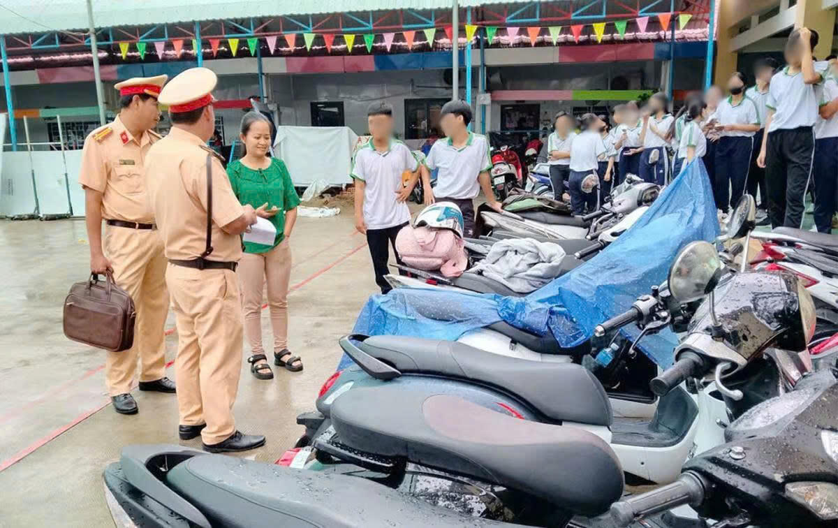 Lực lượng Cảnh sát giao thông, Công an tỉnh An Giang kiểm tra bãi giữ xe một trường học trên địa bàn. Ảnh: Nam Khôi.