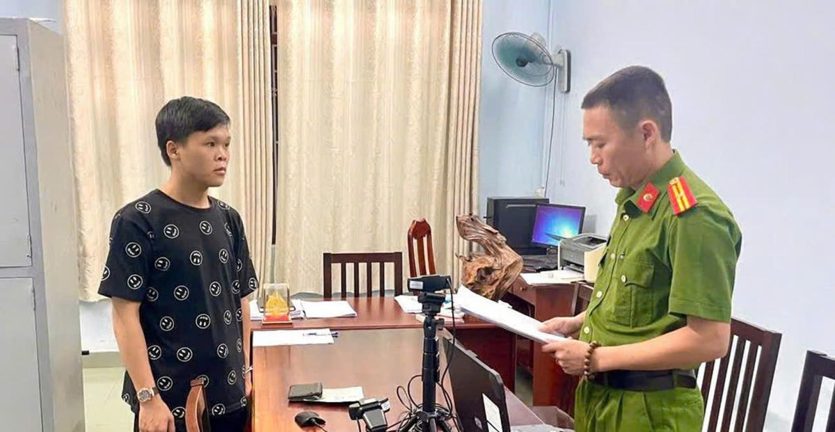 Lực lượng Công an xã Núi Thành đọc quyết định bắt&nbsp;đối tượng Trương Ngọc Quang. Ảnh: CV.