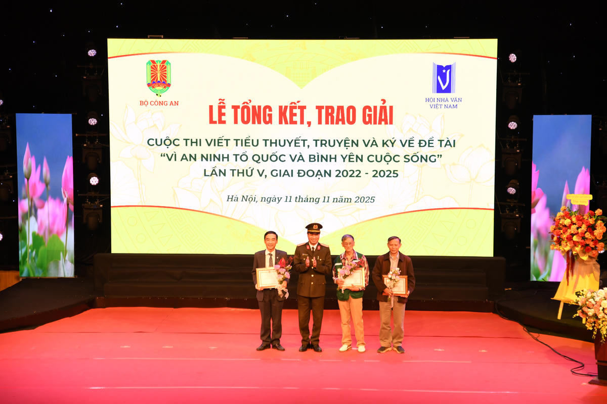 BTC trao tặng giấy chứng nhận và phần thưởng cho 4 tác phẩm tiêu biểu. Ảnh: Phạm Sỹ.