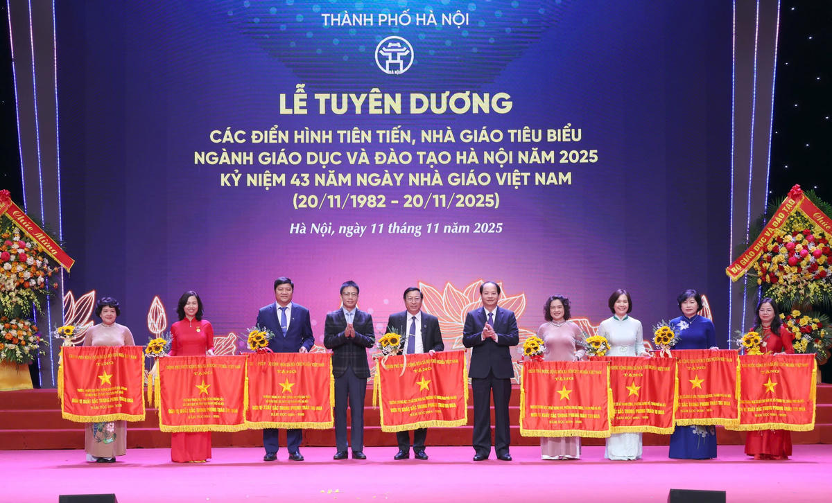 Trưởng Ban Tuyên giáo và Dân vận Thành ủy Hà Nội Nguyễn Doãn Toản và Chủ tịch Công đoàn Giáo dục Việt Nam trao Cờ Thi đua xuất sắc của Chính phủ tới các tập thể. Ảnh: M.Q.