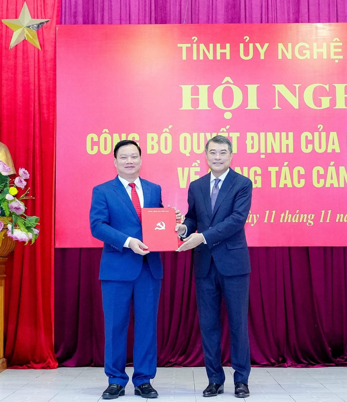 Ông Lê Minh Hưng - Uỷ viên Bộ Chính trị, Bí thư Trung ương Đảng, Trưởng Ban Tổ chức Trung ương trao quyết định, tặng hoa chúc mừng tân Bí thư Tỉnh ủy Nghệ An Nguyễn Khắc Thận. Ảnh: PB