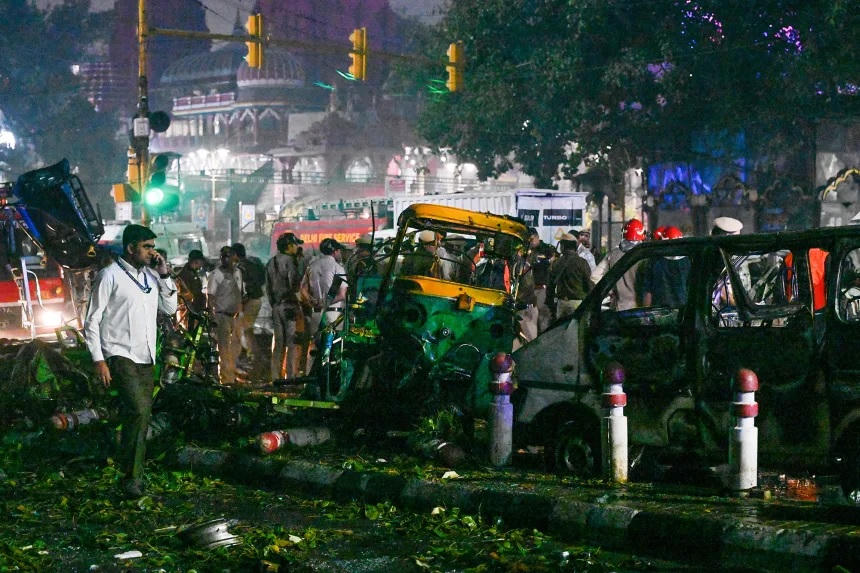 Các quan chức an ninh của Ấn Độ đang điều tra hiện trường vụ nổ xe. Nguồn: Getty Images.