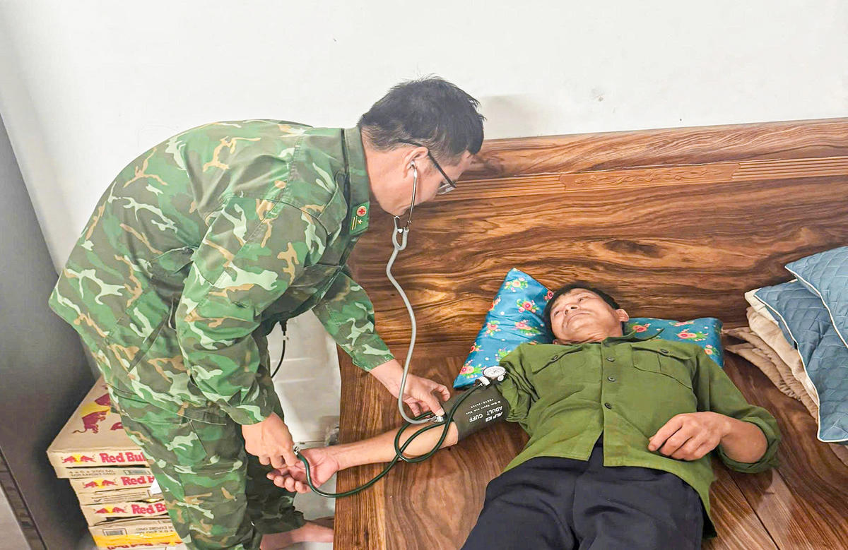 Quân y Đồn Biên phòng Ròon kiểm tra sức khỏe các thuyền viên.