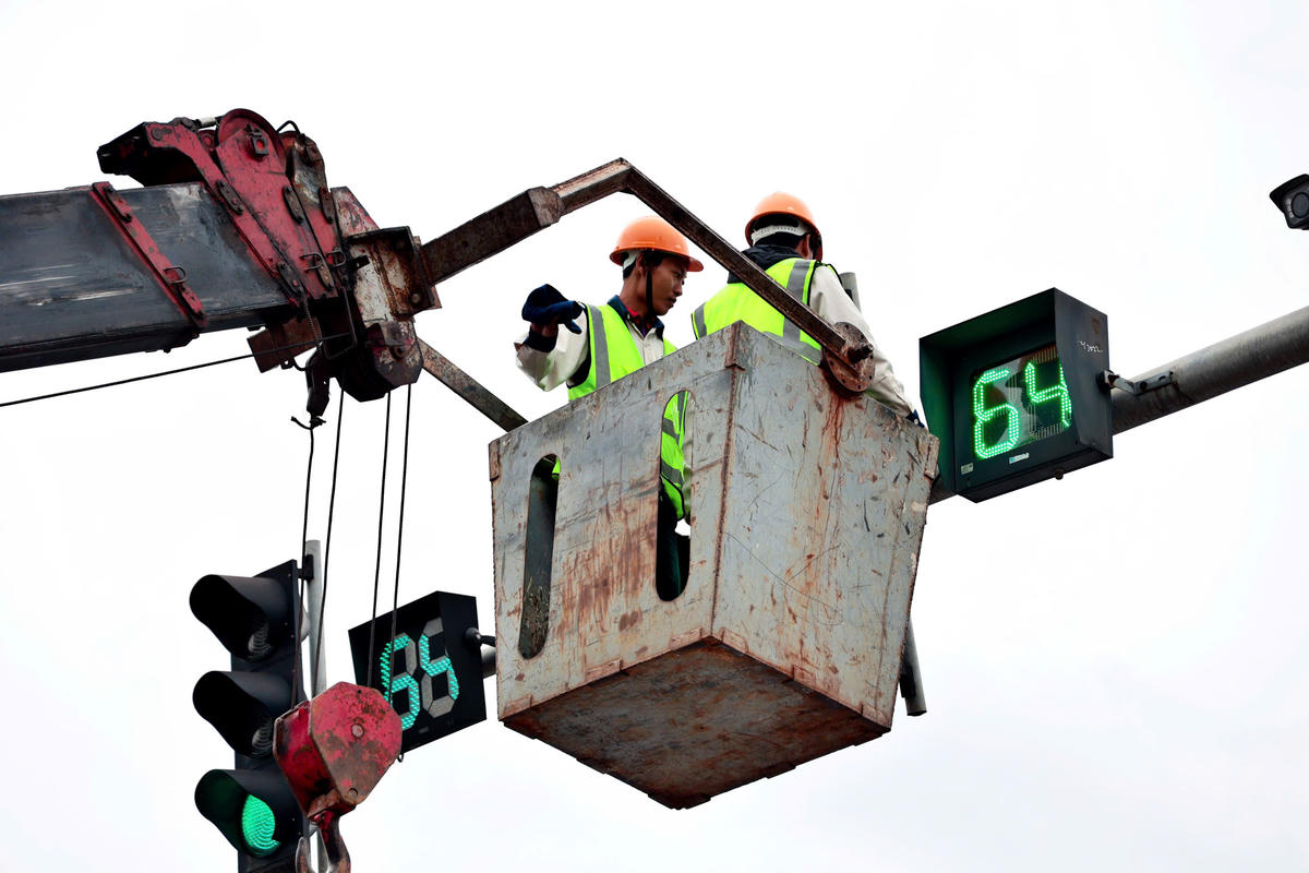 Hà Nội đang tiến hành nâng cấp, thay thế thiết bị điều khiển đèn tín hiệu giao thông.