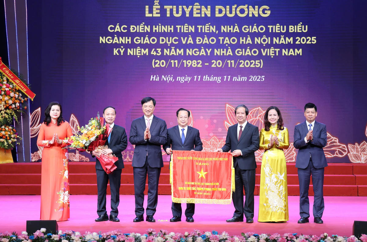 Bí thư Thành ủy Hà Nội Nguyễn Duy Ngọc, Bộ trưởng Bộ GDĐT Nguyễn Kim Sơn trao Cờ Thi đua xuất sắc của Chính phủ tặng Sở GDĐT Hà Nội. Ảnh: M.Q.