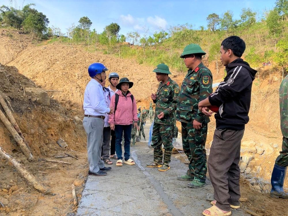 Bí thư Đảng ủy xã Ngọc Linh A Phương (bên trái) kiểm tra con đường. Ảnh: CV.