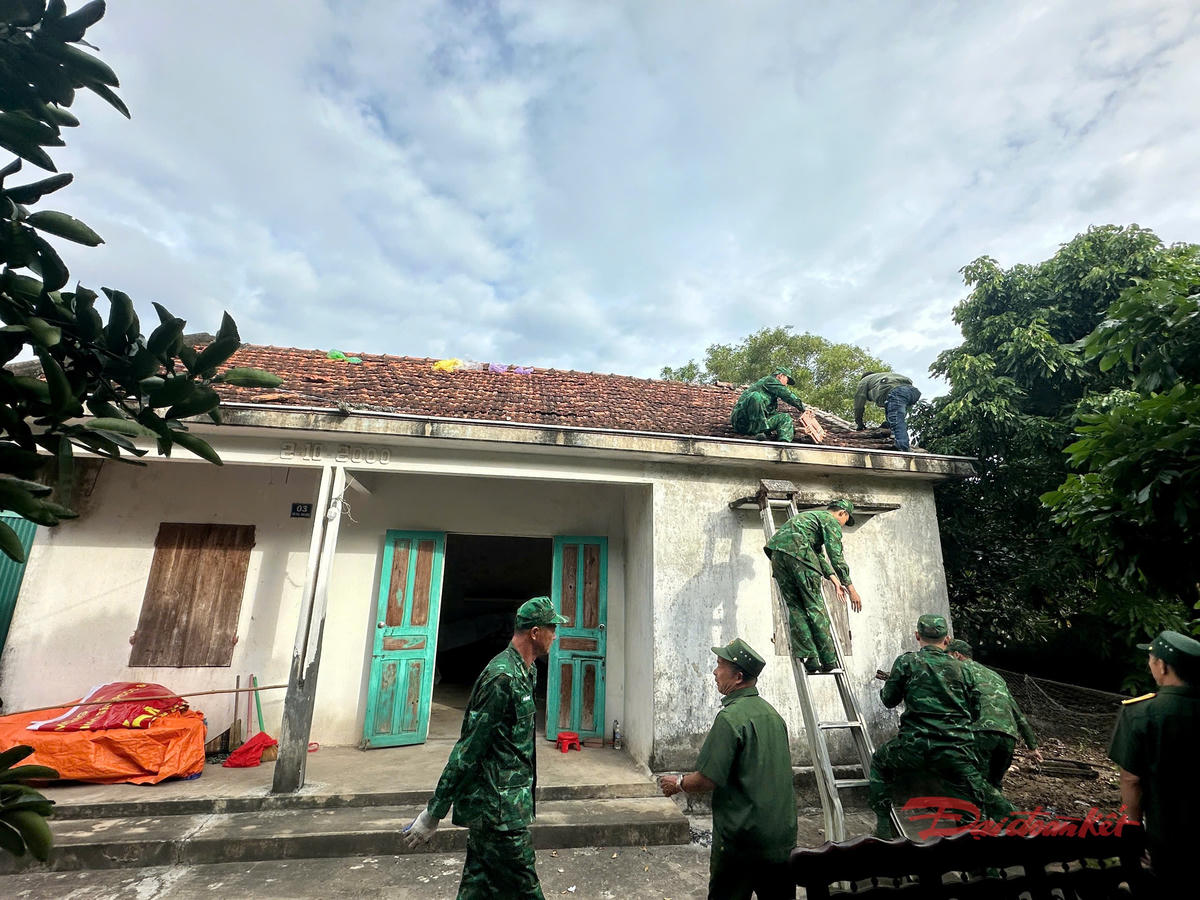 Sáng 11/11, nhà bà&nbsp;Dương Thị Đo tấp nập bóng áo xanh biên phòng. Ảnh: Nguyễn Quý.