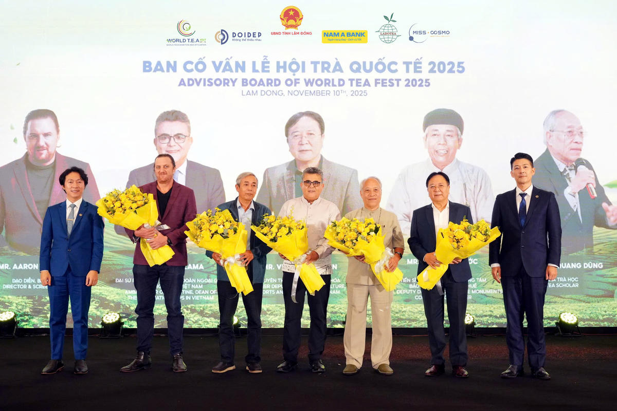 Ban Tổ chức tặng hoa Ban cố vấn Lễ hội Trà Quốc tế 2025.