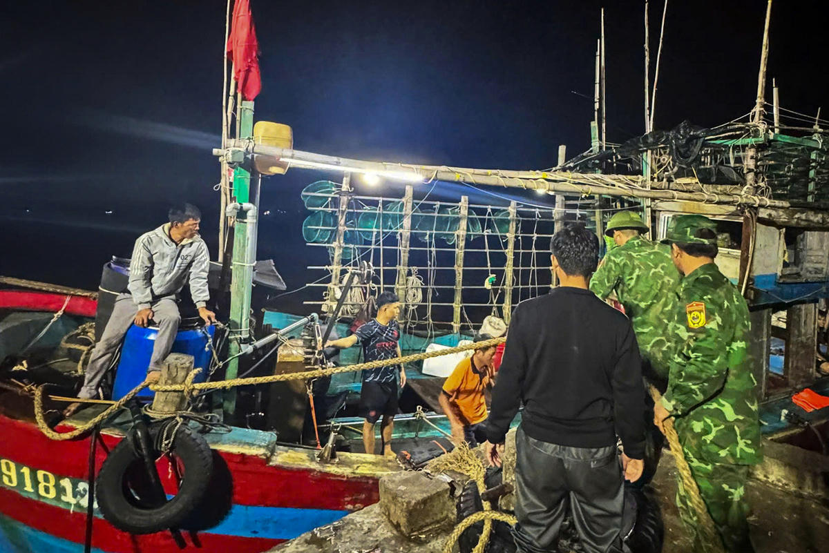 Trạm Biên phòng Cửa khẩu cảng Hòn La tiếp nhận các thuyền viên gặp nạn.