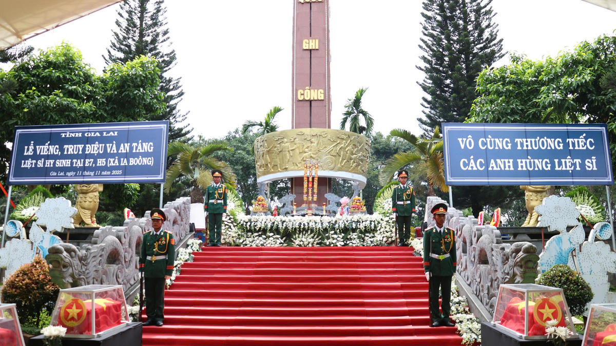 Lễ viếng, Lễ truy điệu, an táng 18 hài cốt liệt sĩ hy sinh tại Nghĩa trang liệt sĩ Chư Prông, tỉnh Gia Lai. Ảnh: CV.