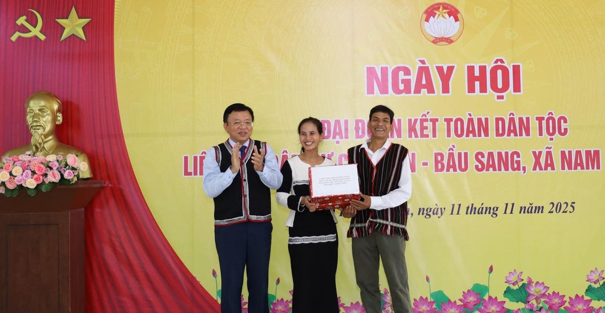 Ông Lê Huyền, Phó Chủ tịch UBND tỉnh Khánh Hòa tặng quà cho Ban Công tác Mặt trận 2 thôn trong ngày hội. (ảnh T.A)