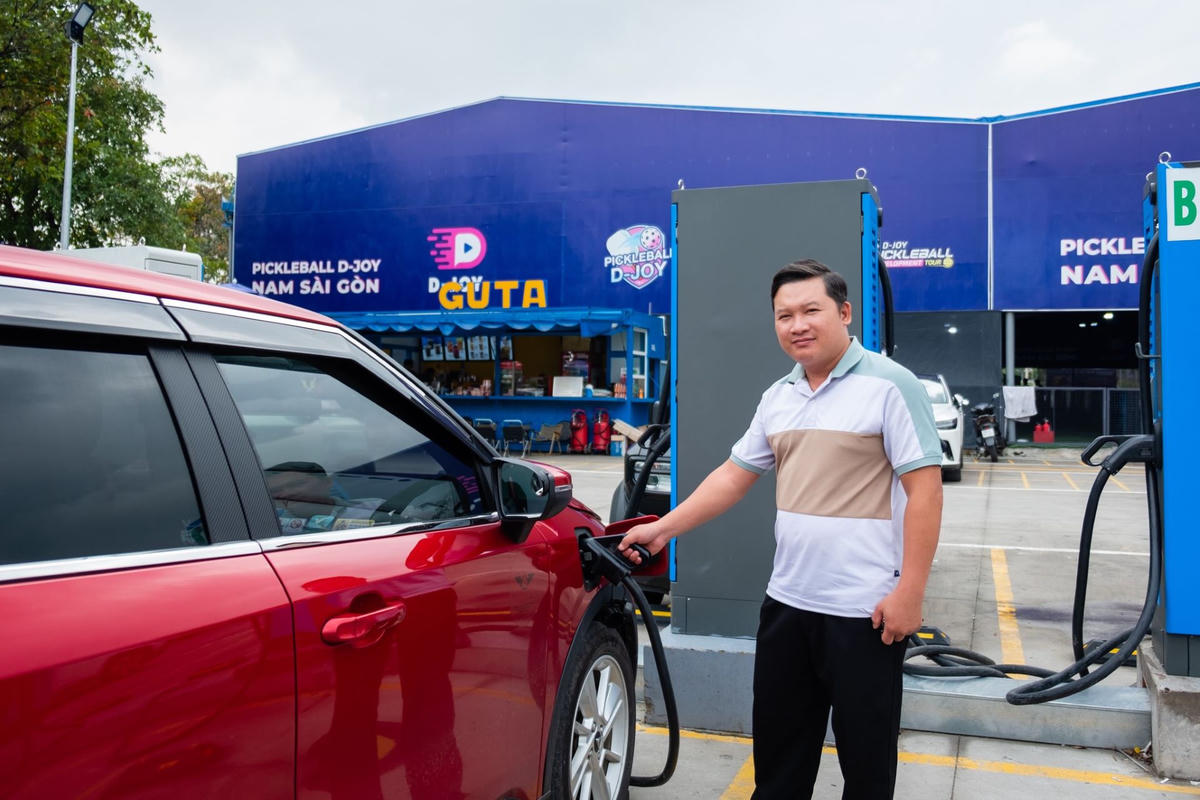 Anh Phan Thanh Phong đang sử dụng trạm sạc tại Khu đô thị Phú Mỹ Hưng, TPHCM