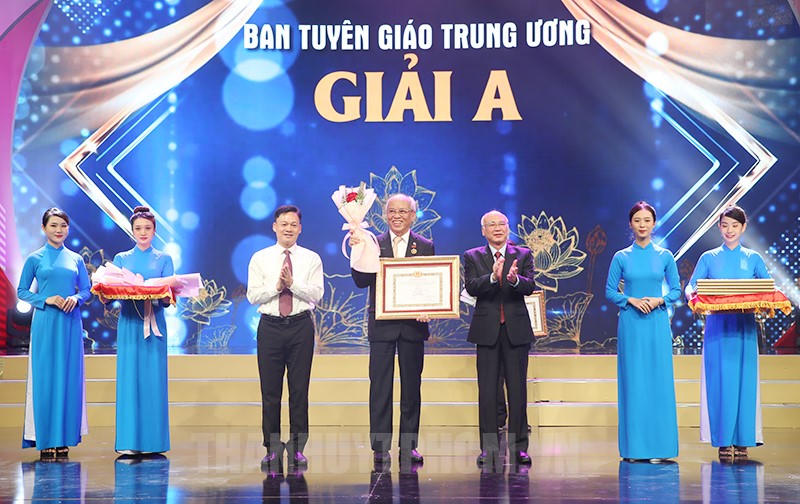 Ban Tuyên giáo Thành ủy TP.HCM phối hợp với Sở Văn hóa - Thể thao TP.HCM tổ chức trao giải thưởng sáng tác, quảng bá tác phẩm văn học nghệ thuật, báo chí về chủ đề “Học tập và làm theo tư tưởng, đạo đức, phong cách Hồ Chí Minh”, đợt 1, giai đoạn 2021-2025.
Ảnh: Nguồn từ Thành uỷ TP.HCM.
