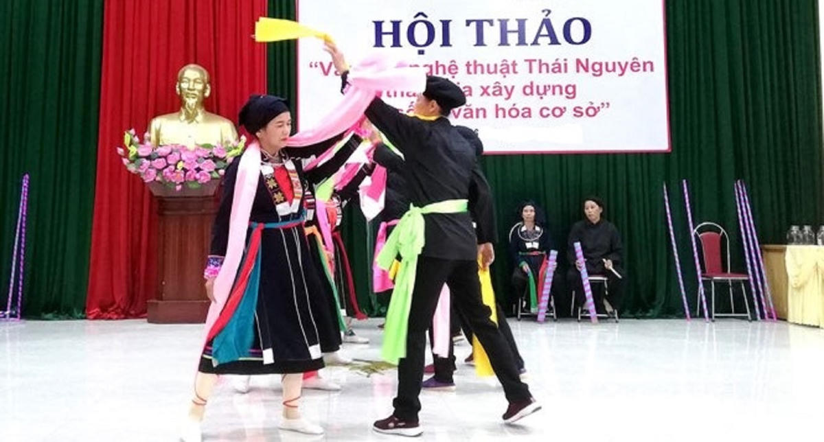 Sinh hoạt Hội Văn học Nghệ thuật tại xã Định Hóa. Ảnh: TN.