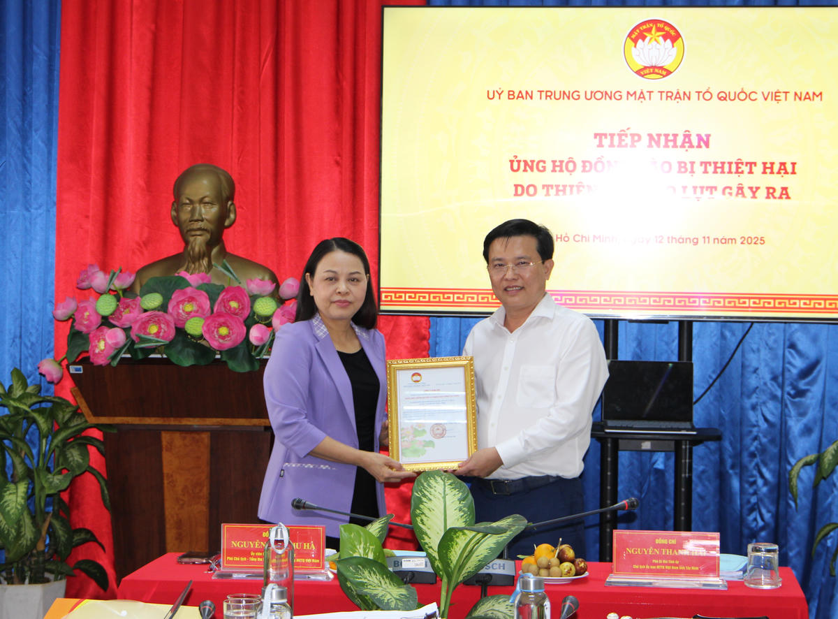 Phó Chủ tịch - Tổng Thư ký Ủy ban Trung ương Mặt trận Tổ quốc Việt Nam Nguyễn Thị Thu Hà trao Thư cảm ơn đến lãnh đạo tỉnh Tây Ninh. Ảnh: Q.Đ.