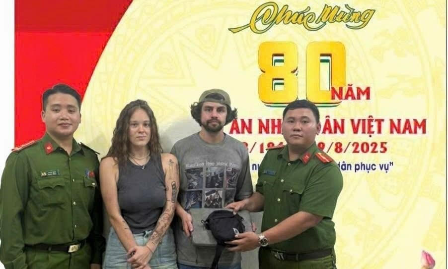 Lực lượng Công an phường An Khê trao trả tài sản cho 2 du khách quốc tịch Nga. Ảnh: Công an cung cấp.