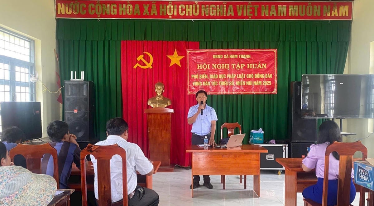 
Ông Phạm Thanh Phương, Phó Chủ tịch xã Hàm Thạnh phát biểu tại hội nghị tuyên truyền phổ biến pháp luật cho đồng bào DTTS. (ảnh Q.N)
