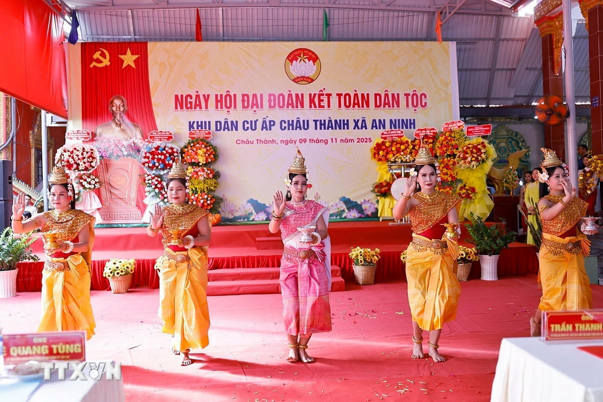 Chương trình văn nghệ chào mừng Ngày hội đại đoàn kết toàn dân tộc ở Cần Thơ. (Ảnh: Doãn Tấn/TTXVN).