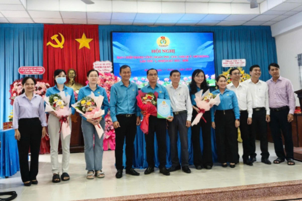 Ra mắt và chụp ảnh lưu niệm cùng Ban chấp hành Công đoàn phường Nhị Quý, tỉnh Đồng Tháp ra mắt khoá mới. Ảnh: L. Hùng