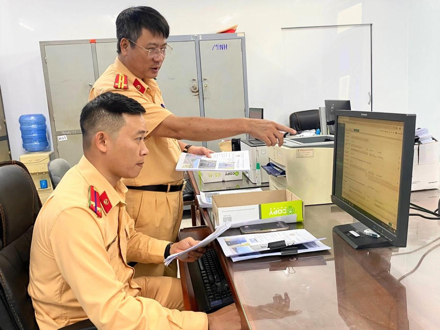 Lực lượng Cảnh sát giao thông trích xuất hình ảnh phương tiện vi phạm ghi nhận qua hệ thống camera giám sát. Ảnh: CV.