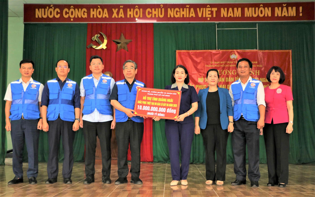 Lãnh đạo TP Hồ Chí Minh hỗ trợ 10 tỷ đồng cho tỉnh Quảng Ngãi khắc phục hậu quả thiên tai. Ảnh: Nhật Sơn.