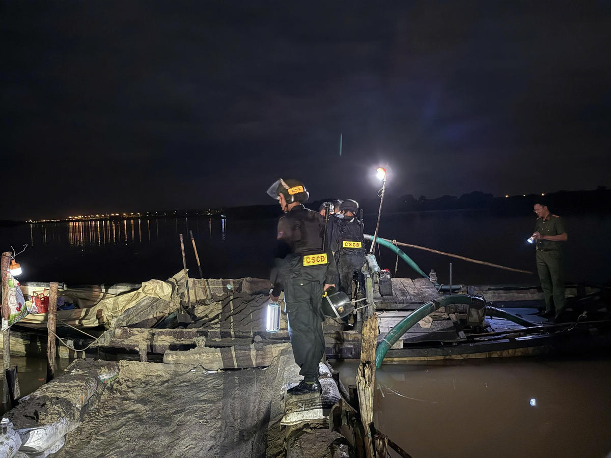 Lực lượng Công an tỉnh Quảng Ngãi thu giữ phương tiện khai thác cát trái phép. Ảnh: CV.