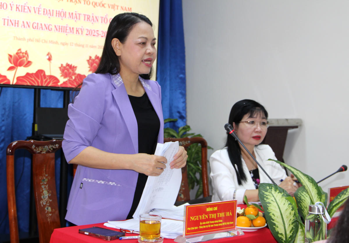 Bà Nguyễn Thị Thu Hà - Ủy viên Trung ương Đảng, Phó Chủ tịch - Tổng Thư ký Ủy ban Trung ương Mặt trận Tổ quốc Việt Nam phát biểu tại buổi làm việc với tỉnh An Giang. Ảnh: Q.Đ.