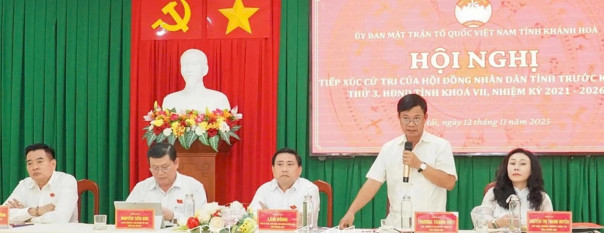 Đại biểu HĐND tỉnh Khánh Hòa trả lời ý kiến, kiến nghị của cử tri tại buổi tiếp xúc. (ảnh H.N)