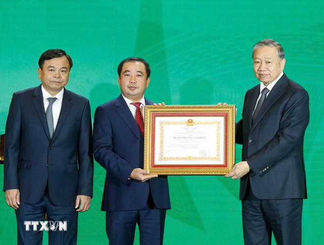 Tổng Bí thư Tô Lâm trao Huân chương Lao động hạng Nhất tặng ngành Nông nghiệp và Môi trường. (Ảnh: Thống Nhất/TTXVN)