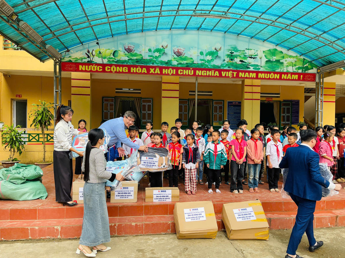 Các thành viên Hiệp hội VKBIA tặng quà cho học sinh trên địa bàn Mù Cang Chải
