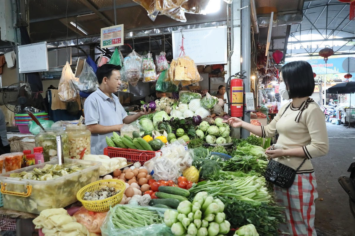 Giá rau xanh đắt, người đi chợ than trời. Ảnh: Quang Vinh.