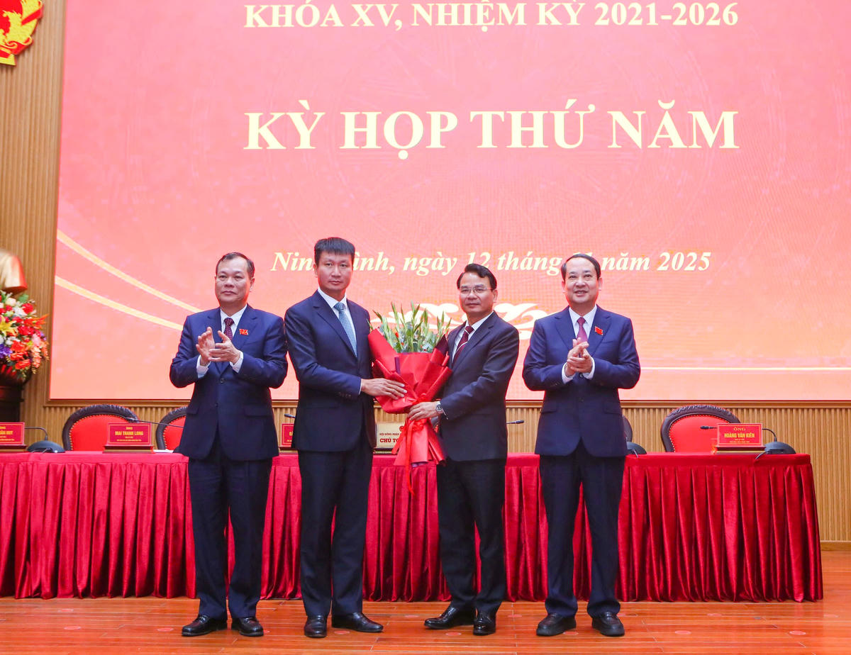 Lãnh đạo Thường trực Tỉnh ủy Ninh Bình tặng hoa chúc mừng ông Trần Huy Tuấn. Ảnh: Trường Giang