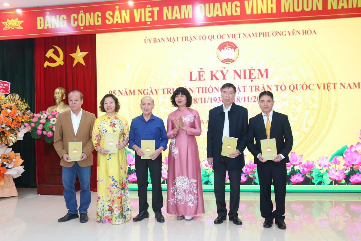 Lãnh đạo&nbsp;Ủy ban MTTQ phường Yên Hòa tặng quà tri ân&nbsp;các đồng chí nguyên Chủ tịch Ủy ban MTTQ phường qua các thời kỳ. Ảnh: Tiến Đạt.