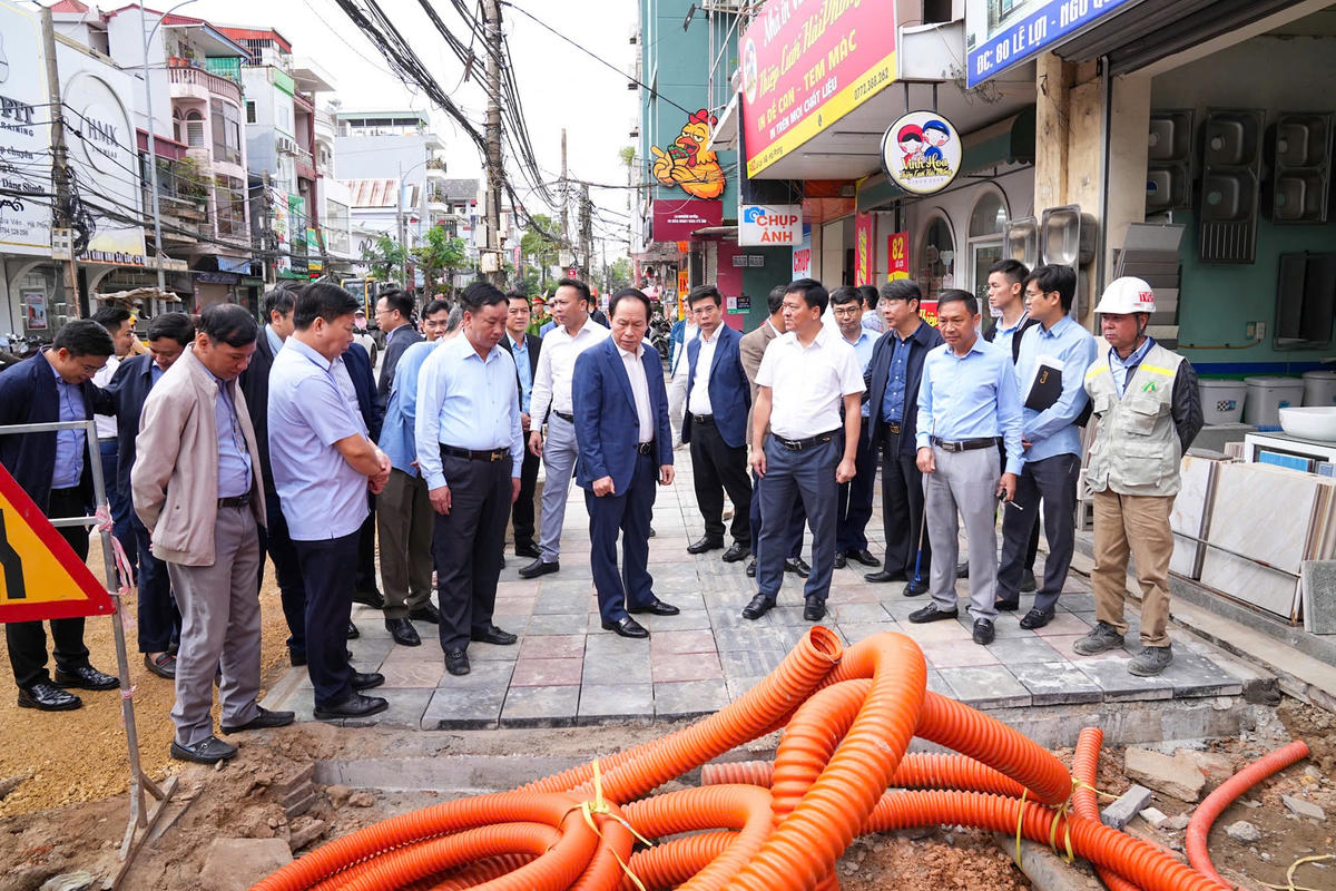 Bí thư Thành ủy đi kiểm tra Dự án cải tạo, mở rộng tuyến đường Lê Lợi. Ảnh: ĐT.&nbsp;